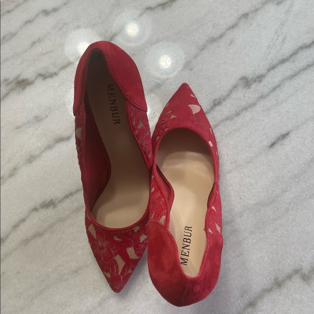 This a unworn menbur red floral pump